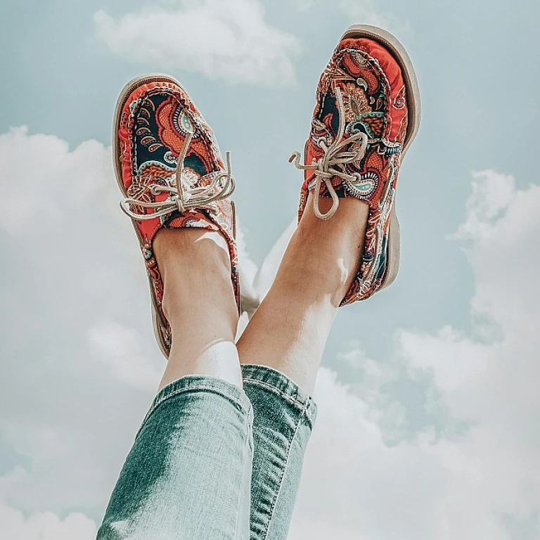 Mocassin femme rouge : élégance et confort au quotidien